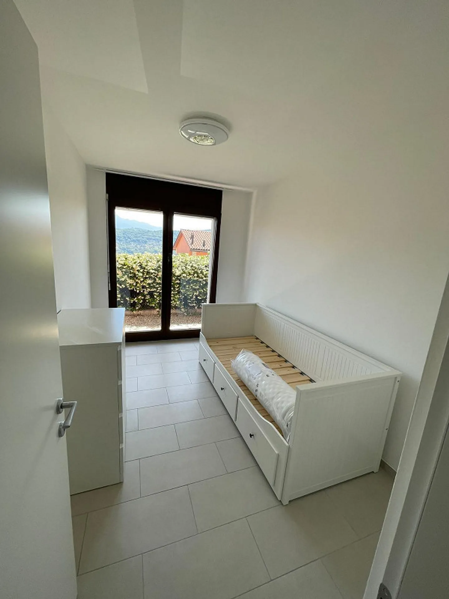 Bright 3.5 room apartment with garden in Vernate - Photo 4 of 6