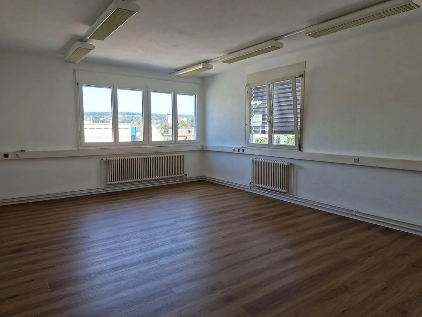 Practical workspaces for all kinds of businesses - Photo 5 of 7