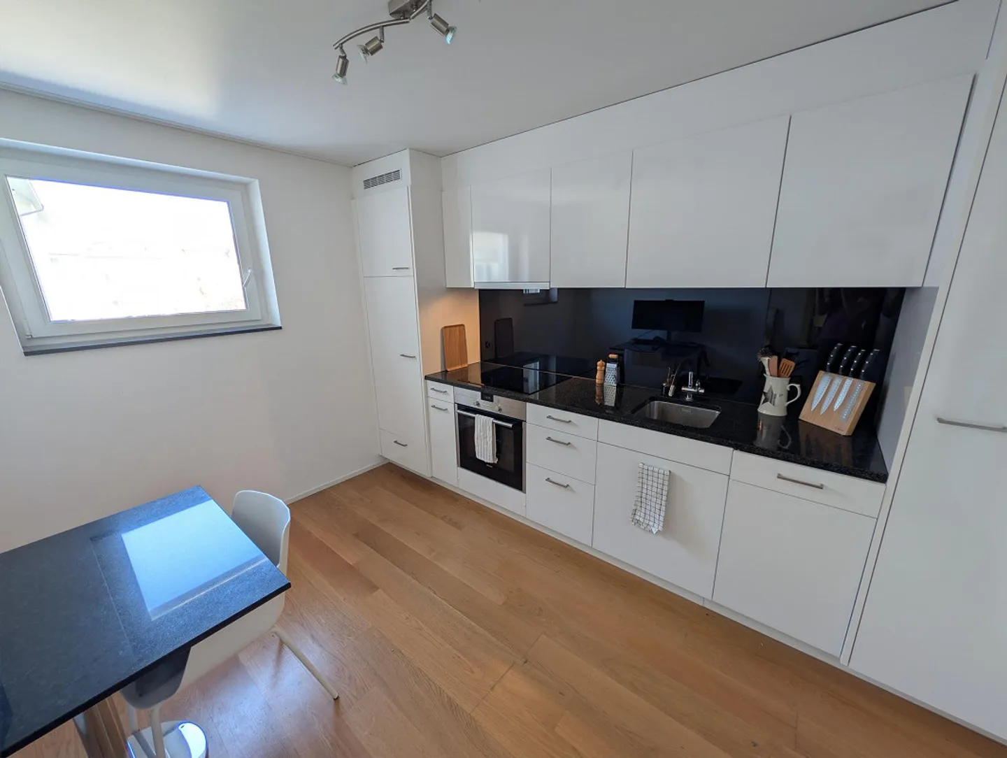 Appartement meublé 1,5 pièces dans le quartier 4 - Photo 2 sur 5