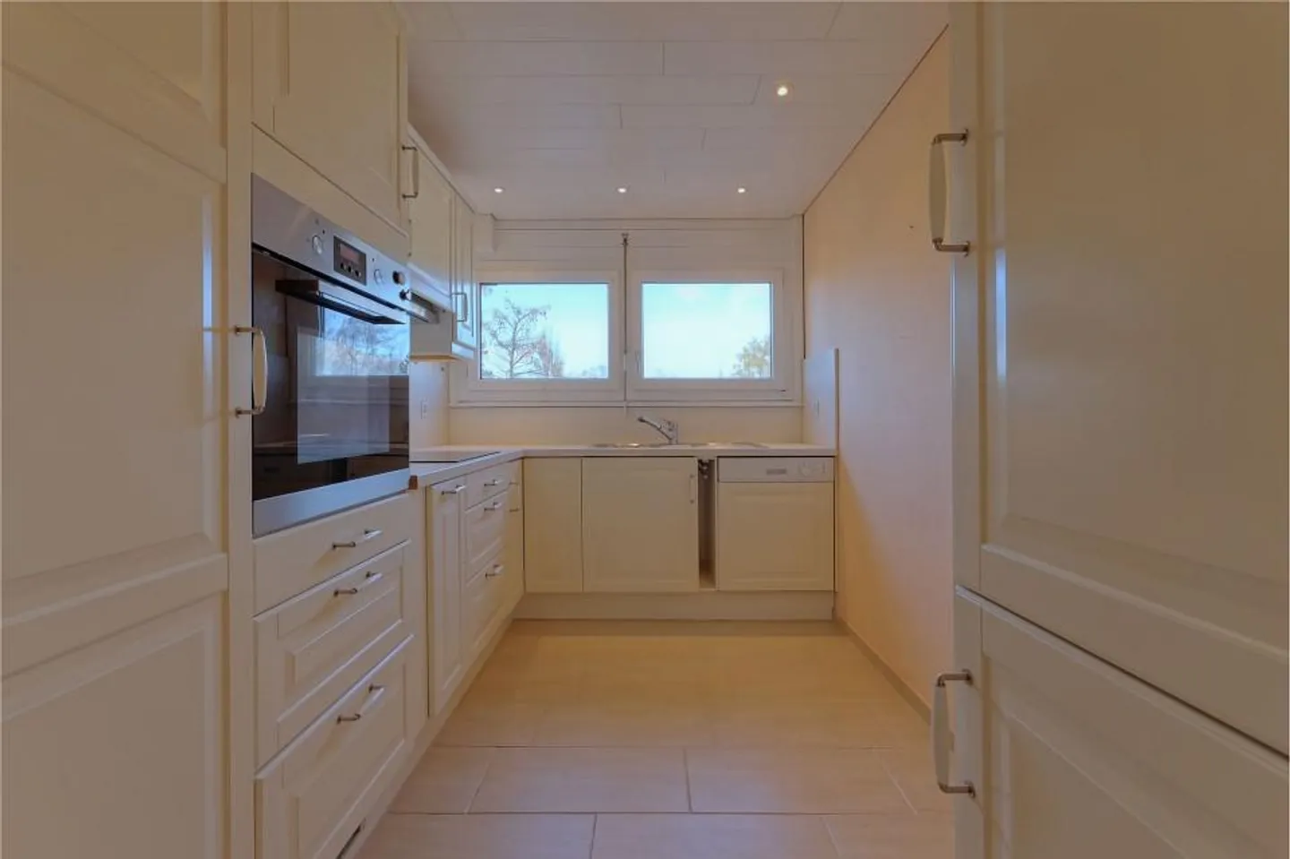 4½-Room Condominium on the 3rd Floor with Elevator and Glazed Corner Balcony - Photo 6 of 13