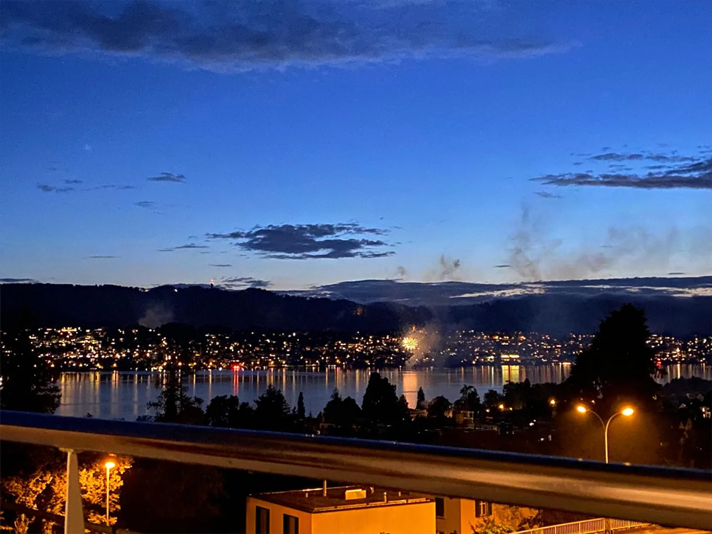 Vista da sogno sui tetti di Erlenbach ZH - Foto 1 di 13