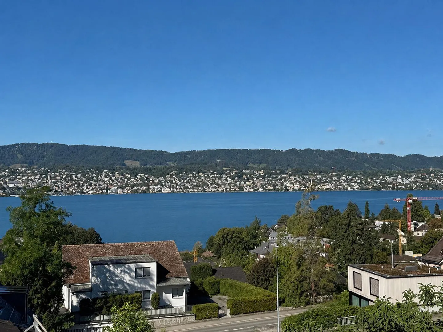 Vista da sogno sui tetti di Erlenbach ZH - Foto 4 di 13