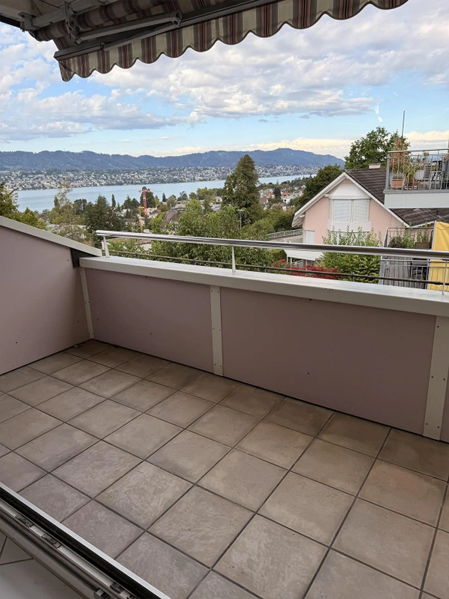 Vista da sogno sui tetti di Erlenbach ZH - Foto 13 di 13
