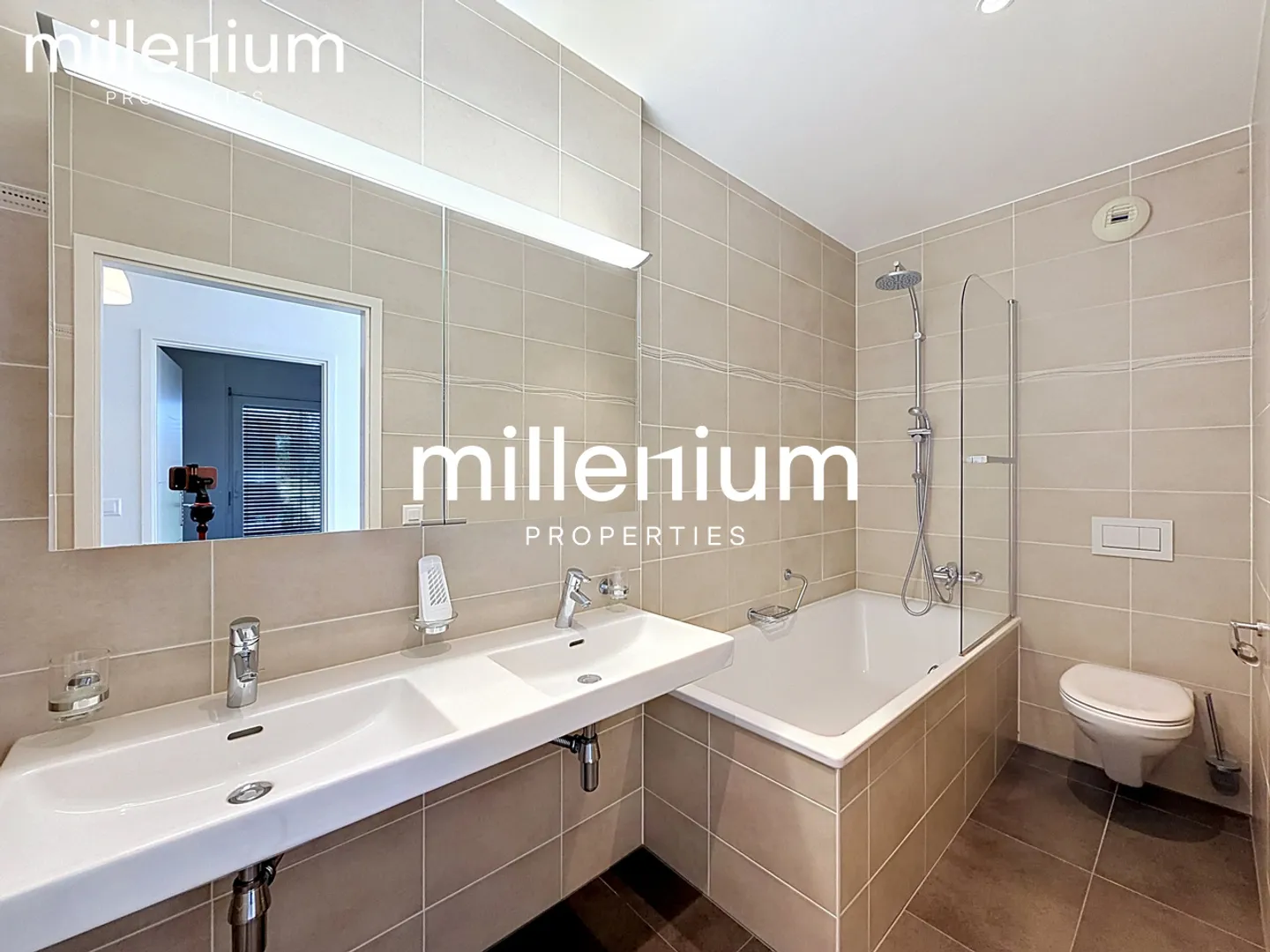 Spacious Apartment with Balcony - Photo 8 of 9