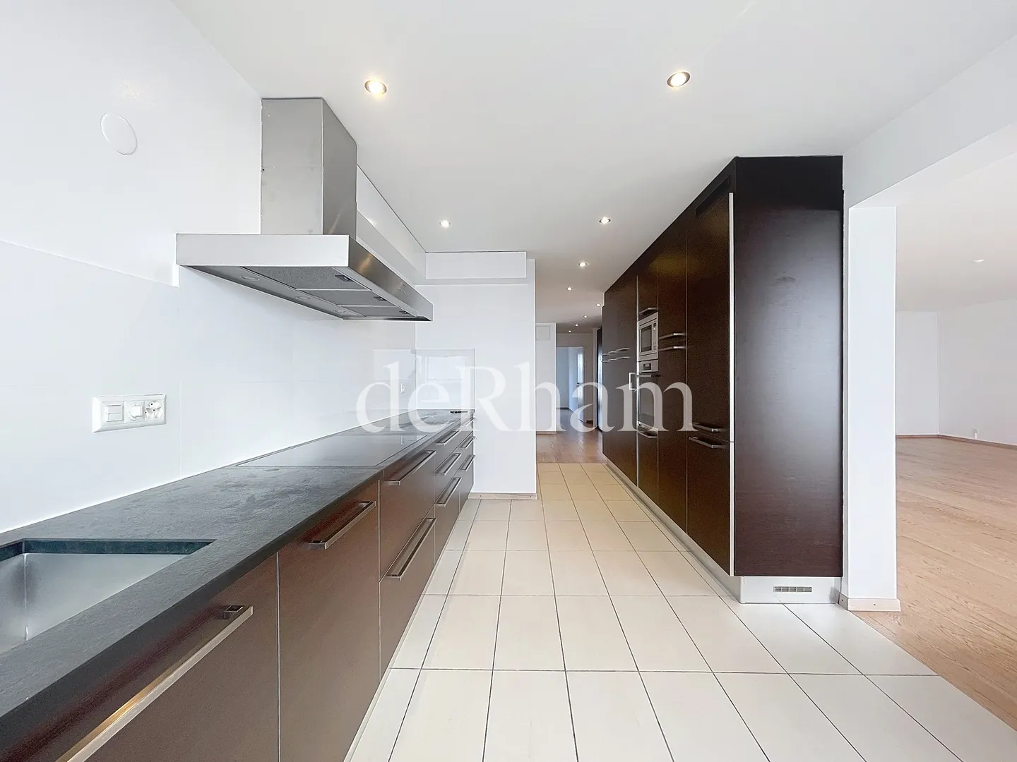 Stunning 4.5-room apartment with beautiful lake view! - Photo 2 of 13