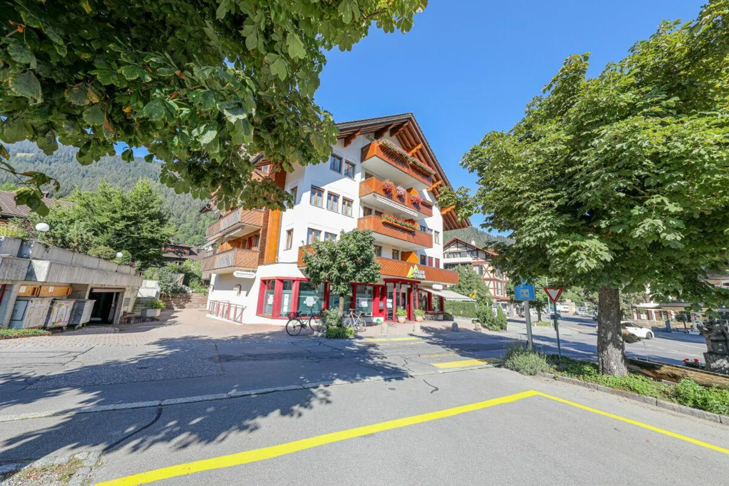 Negozio con magazzino e posti auto - Foto 1 di 7