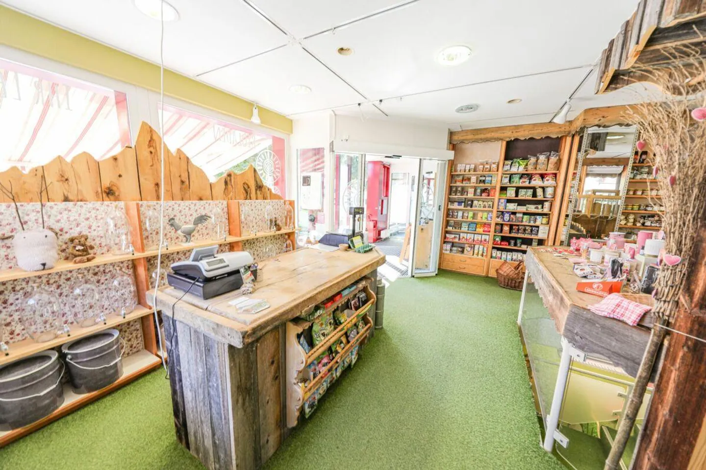 Negozio con magazzino e posti auto - Foto 4 di 7