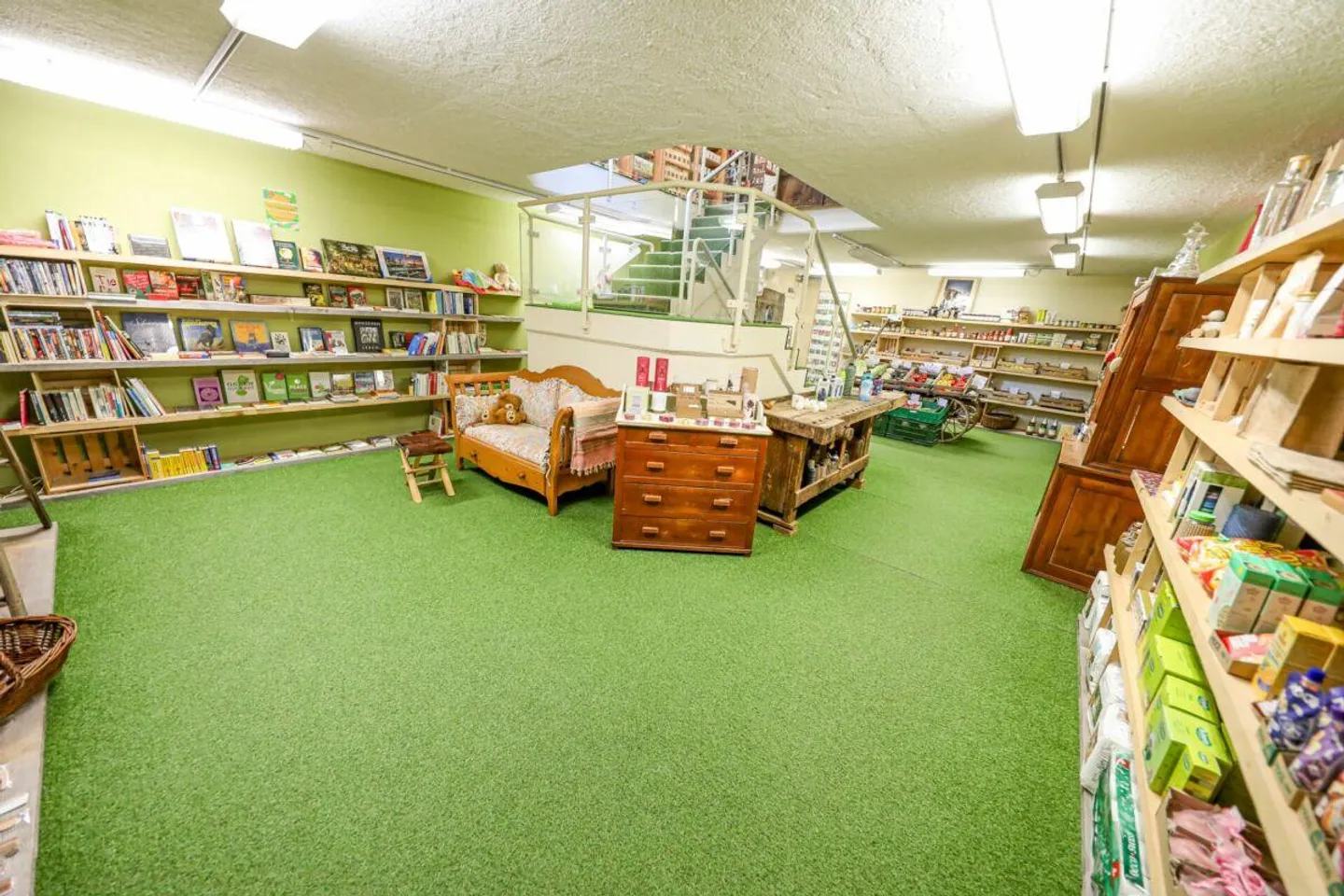 Negozio con magazzino e posti auto - Foto 6 di 7