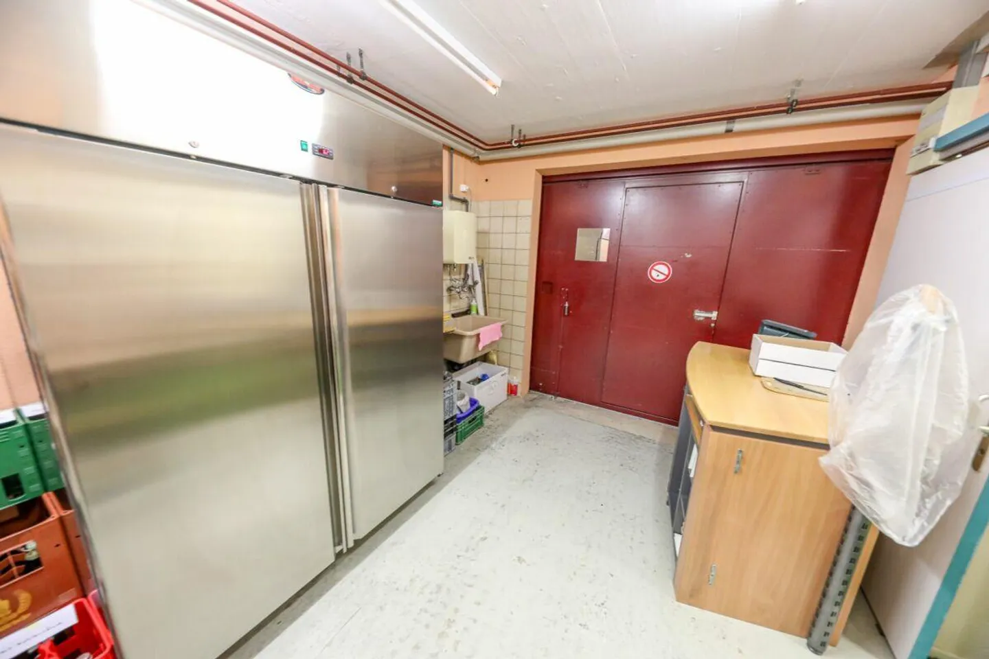 Negozio con magazzino e posti auto - Foto 7 di 7