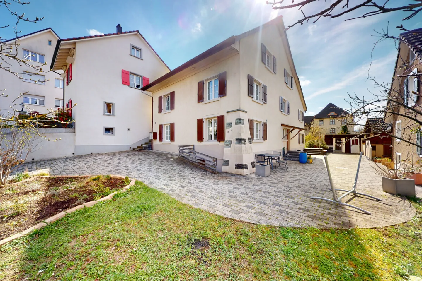 Detached multi-family house with 3 apartments & studio in Füllinsdorf - Photo 1 of 13