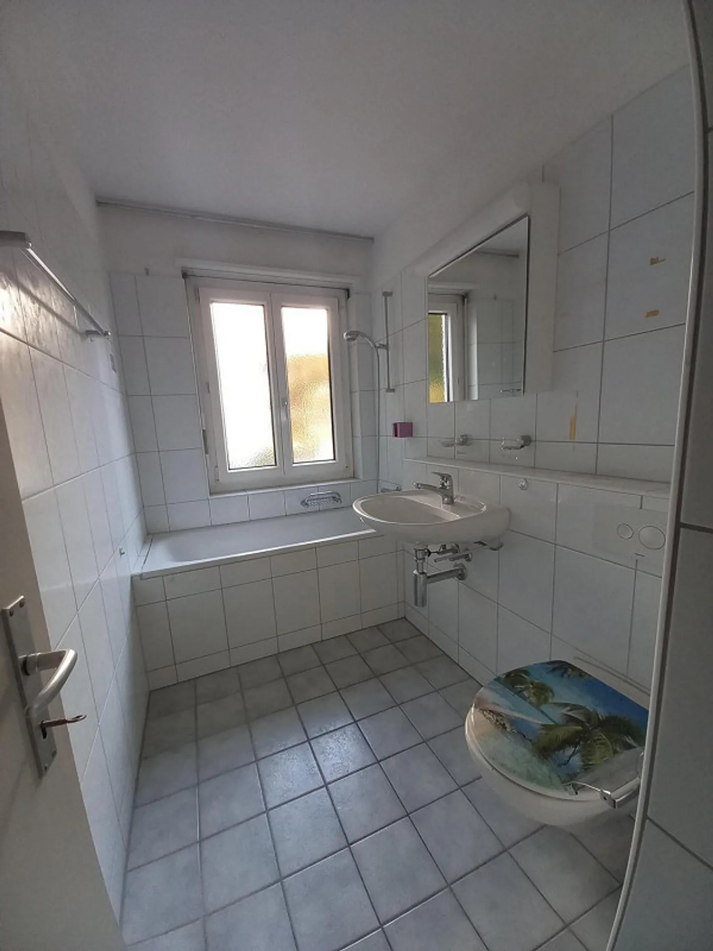 Bright 4-room apartment freshly painted, green surroundings - Photo 2 of 8