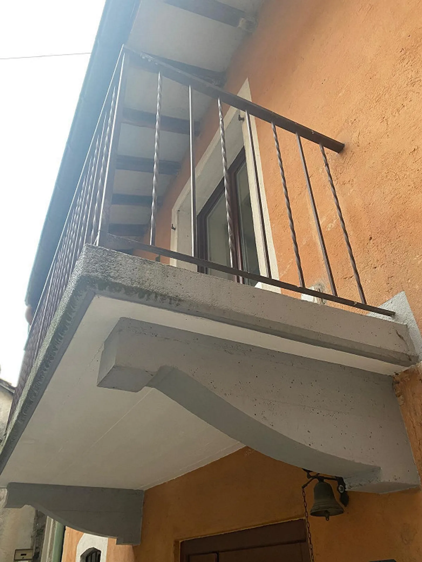 AFFASCINANTE CASA STORICA NEL CENTRO DI CARONA CON BOX - Foto 2 di 15