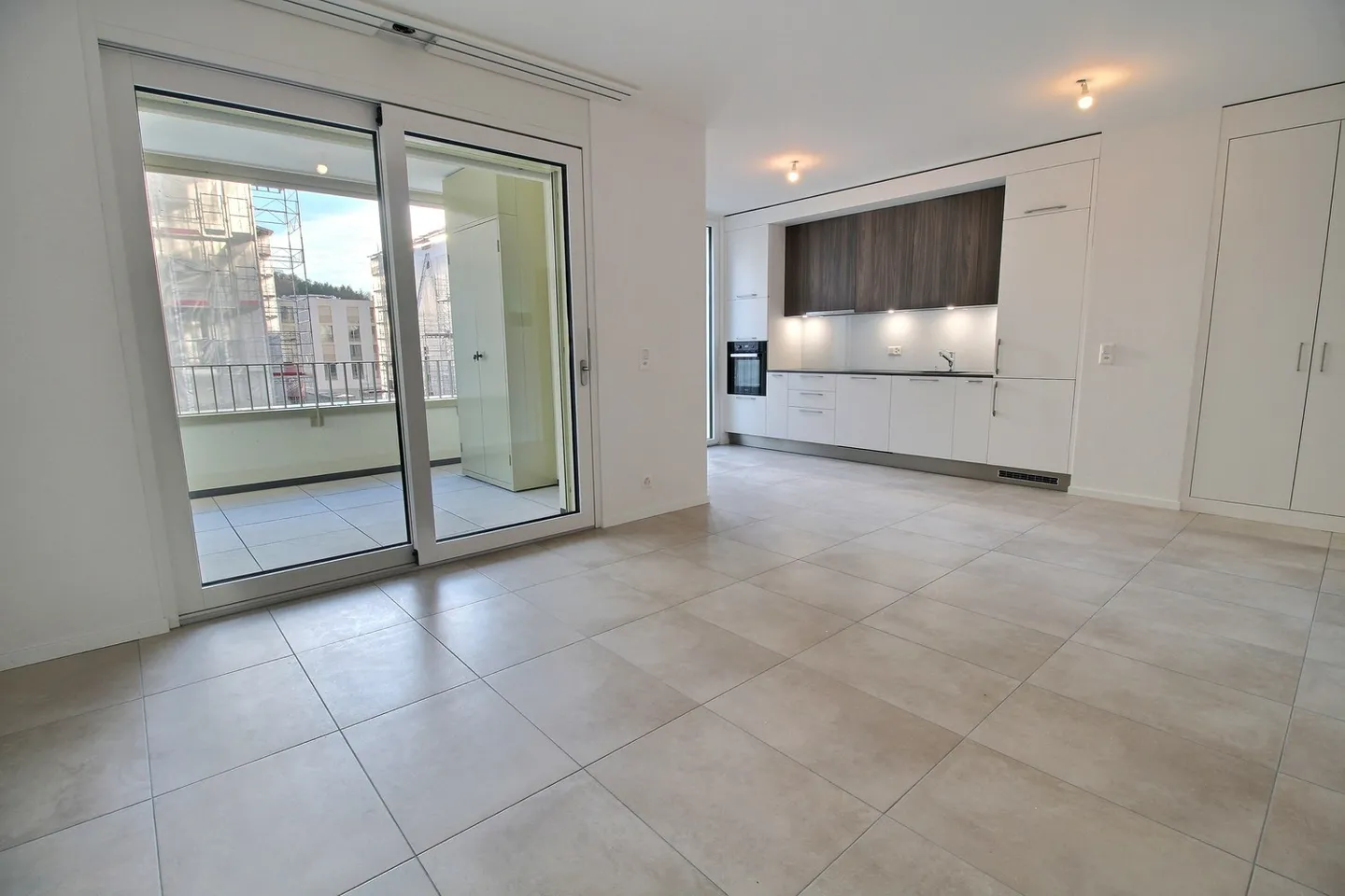 New 2.5-room apartment for rent! - Photo 2 of 9