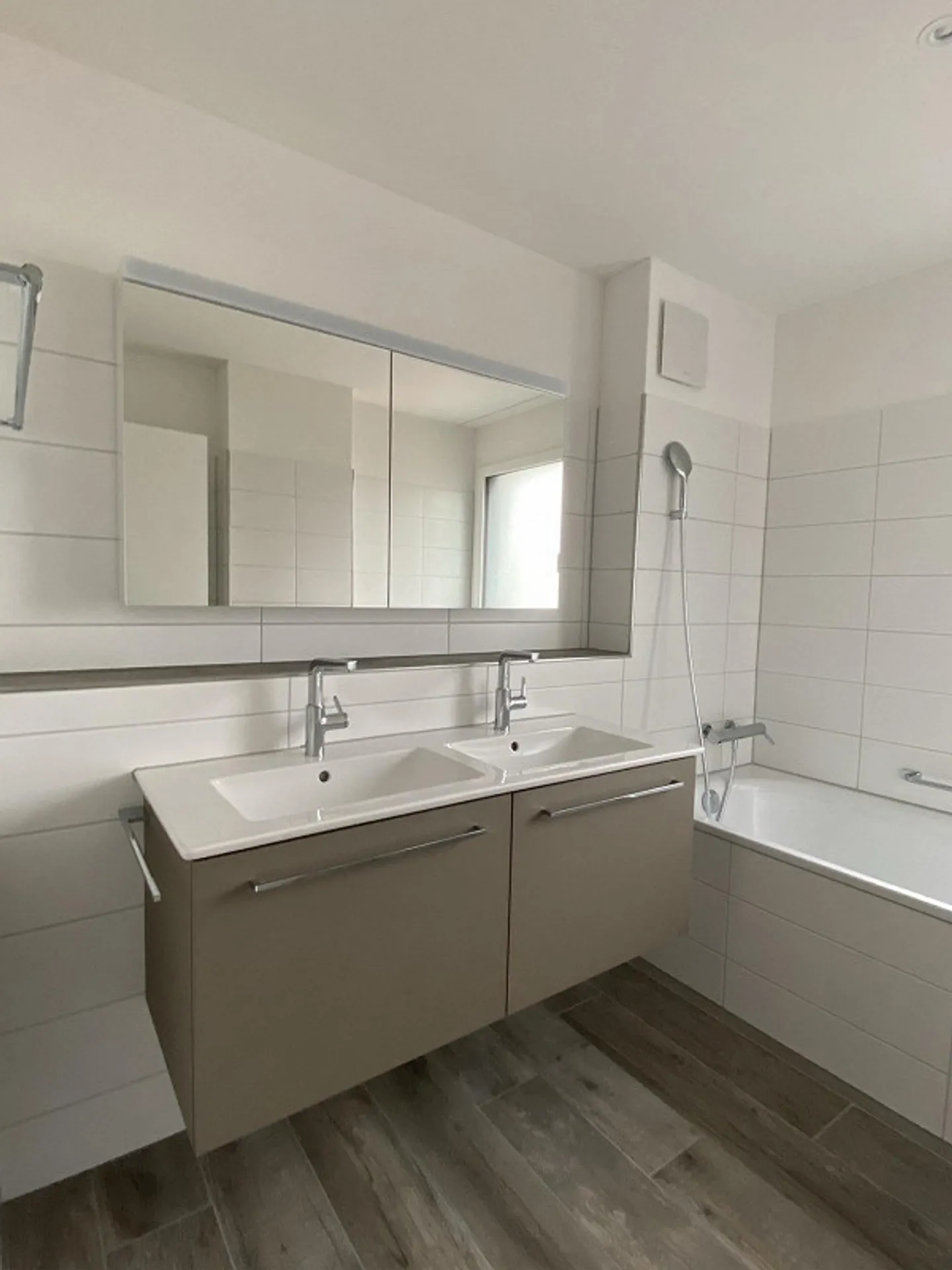 Moderne und grosse 4.5-Zimmer-Neubauwohnung mit ca. 200 m² Wohnfläc... - Foto 9 von 13