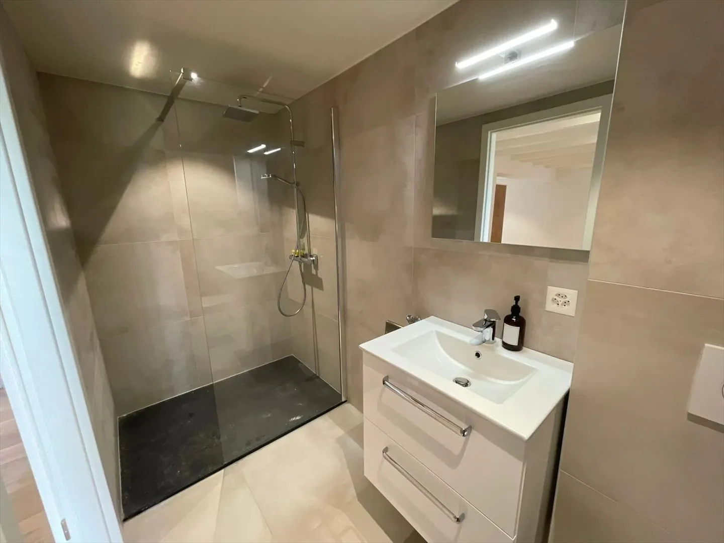 Vollständig renovierte 3,5-Zimmer-Wohnung im Erdgeschoss mit Garten. - Foto 11 von 13