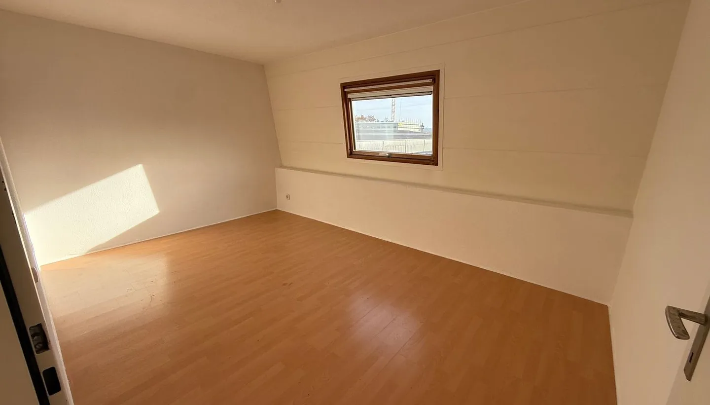 3- ZIMMER WOHNUNG 75M2 1200.-,  1- ZIMMER- WHG  850.-, 6- ZIMMER 150M2 2000.- - Foto 32 von 34