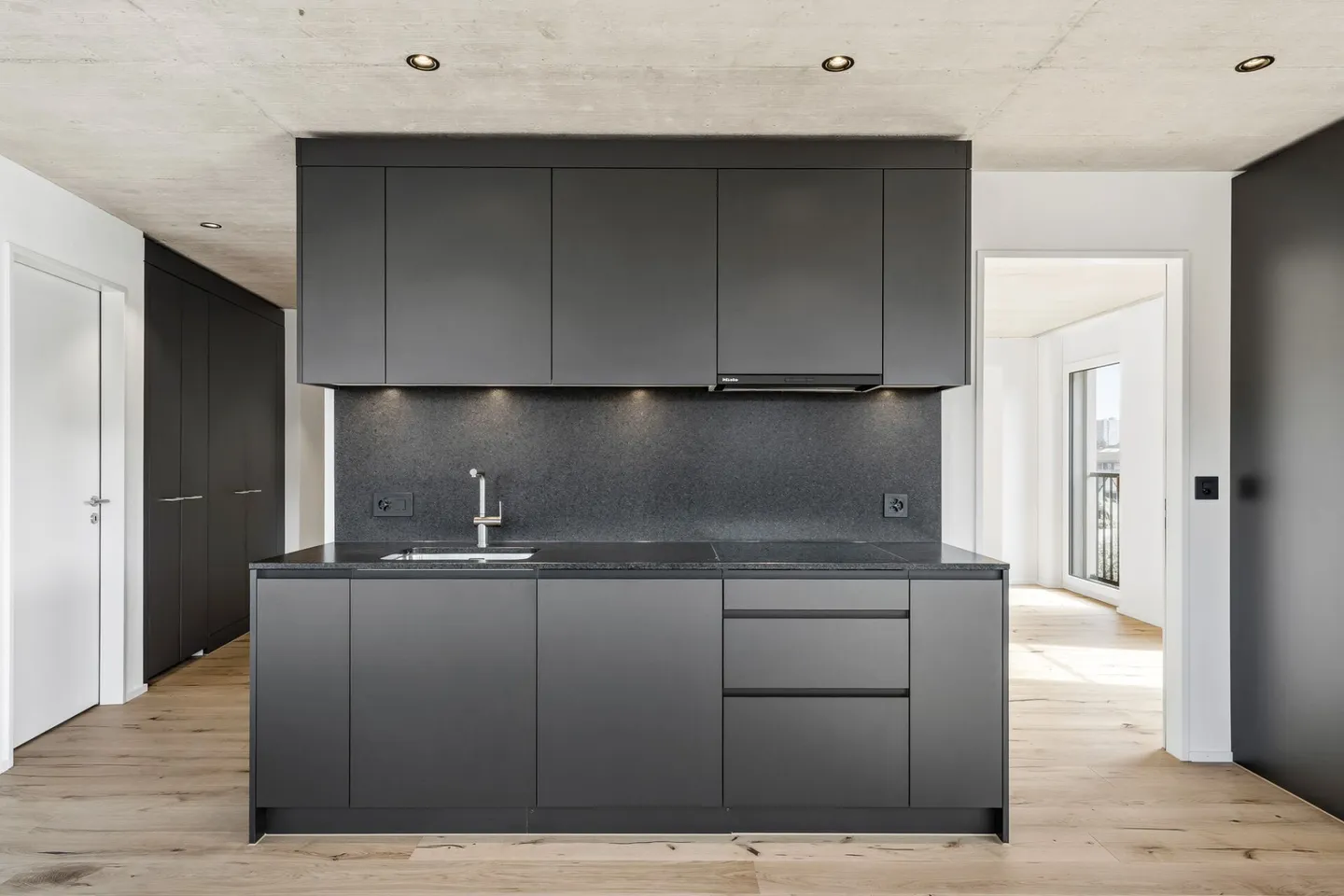 Ultimo appartamento nuovo di 3,5 locali disponibile in una zona residenziale tranquilla - Foto 2 di 13