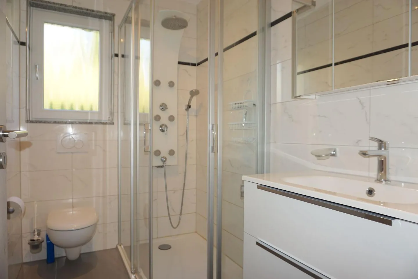 ARI-262 - Magnificent garden-level apartment with 5.5 rooms in a high-end house with 2 units - Photo 12 of 13