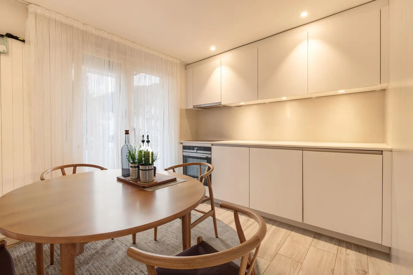 Modern Apartment with Balconies - Photo 3 of 10