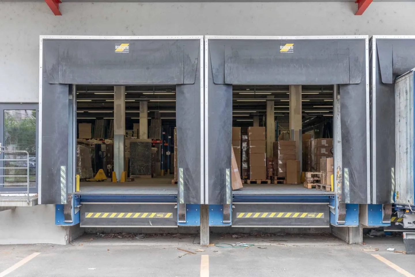 RARE! Workshop space of 467m² in the center of Geneva - Photo 3 of 12