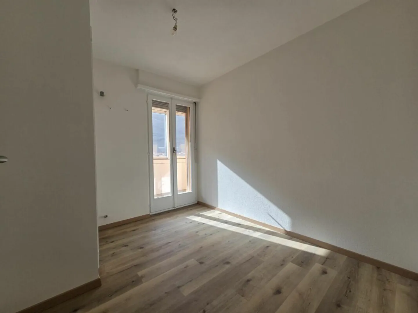 Renovated, bright 3.5-room apartment with parking at the entrance of Saxon - Photo 4 of 7