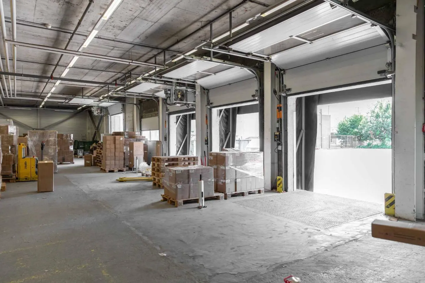 RARE! Workshop space of 467m² in the center of Geneva - Photo 2 of 12