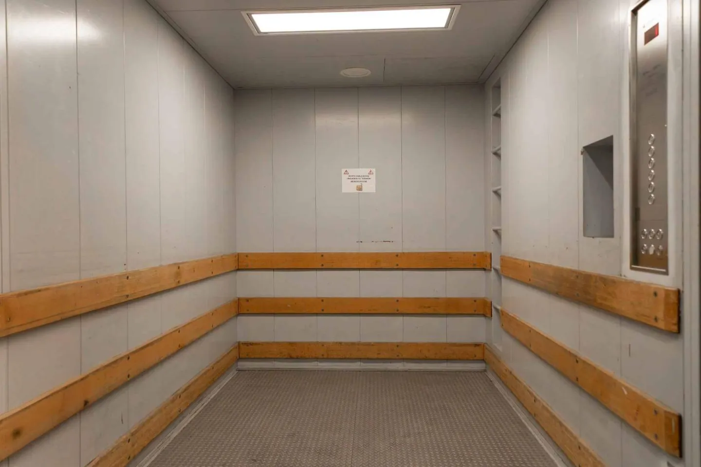 RARE! Workshop space of 467m² in the center of Geneva - Photo 8 of 12