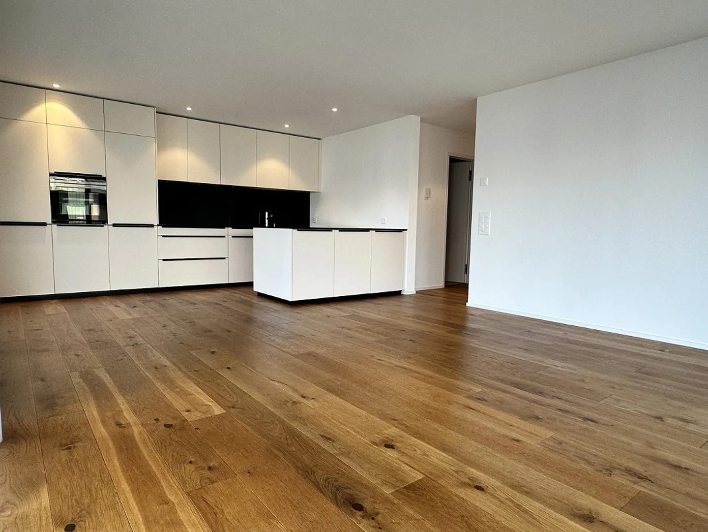 Moderne 3.5-Zimmer-Wohnung mit Terrasse - Foto 1 von 14