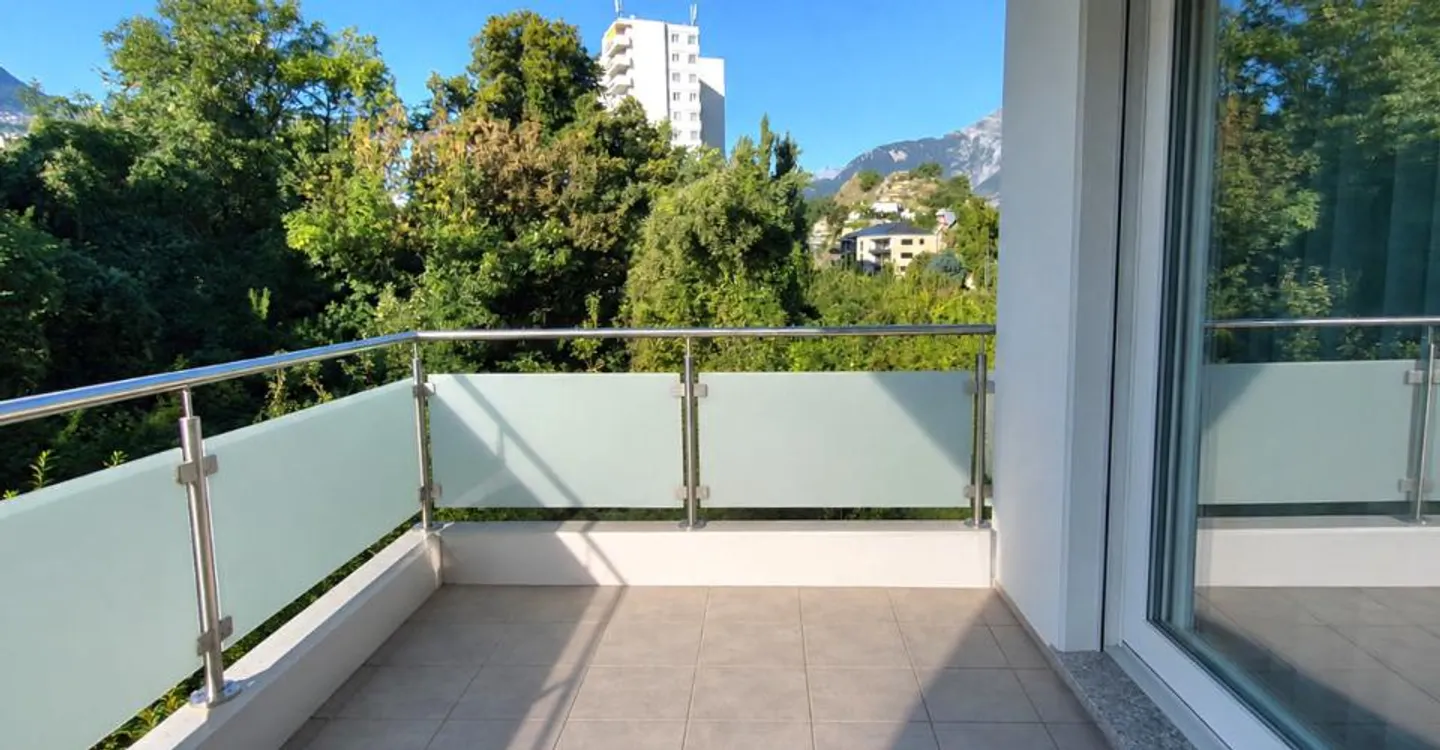 Appartement Charmant avec Terrasse - Photo 2 sur 7