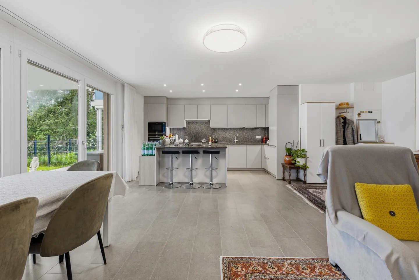 Modern 3.5-room apartment with terrace and garden in Zwingen - Photo 2 of 16