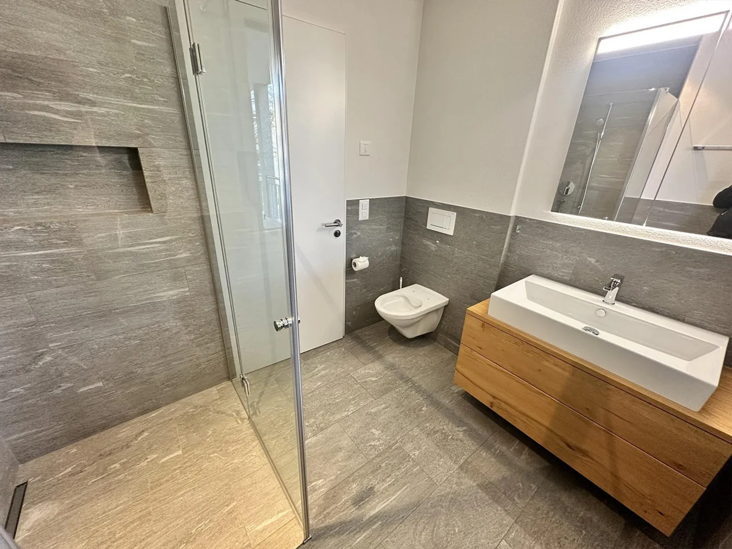 Moderne 3.5-Zimmer-Wohnung mit Terrasse - Foto 2 von 14