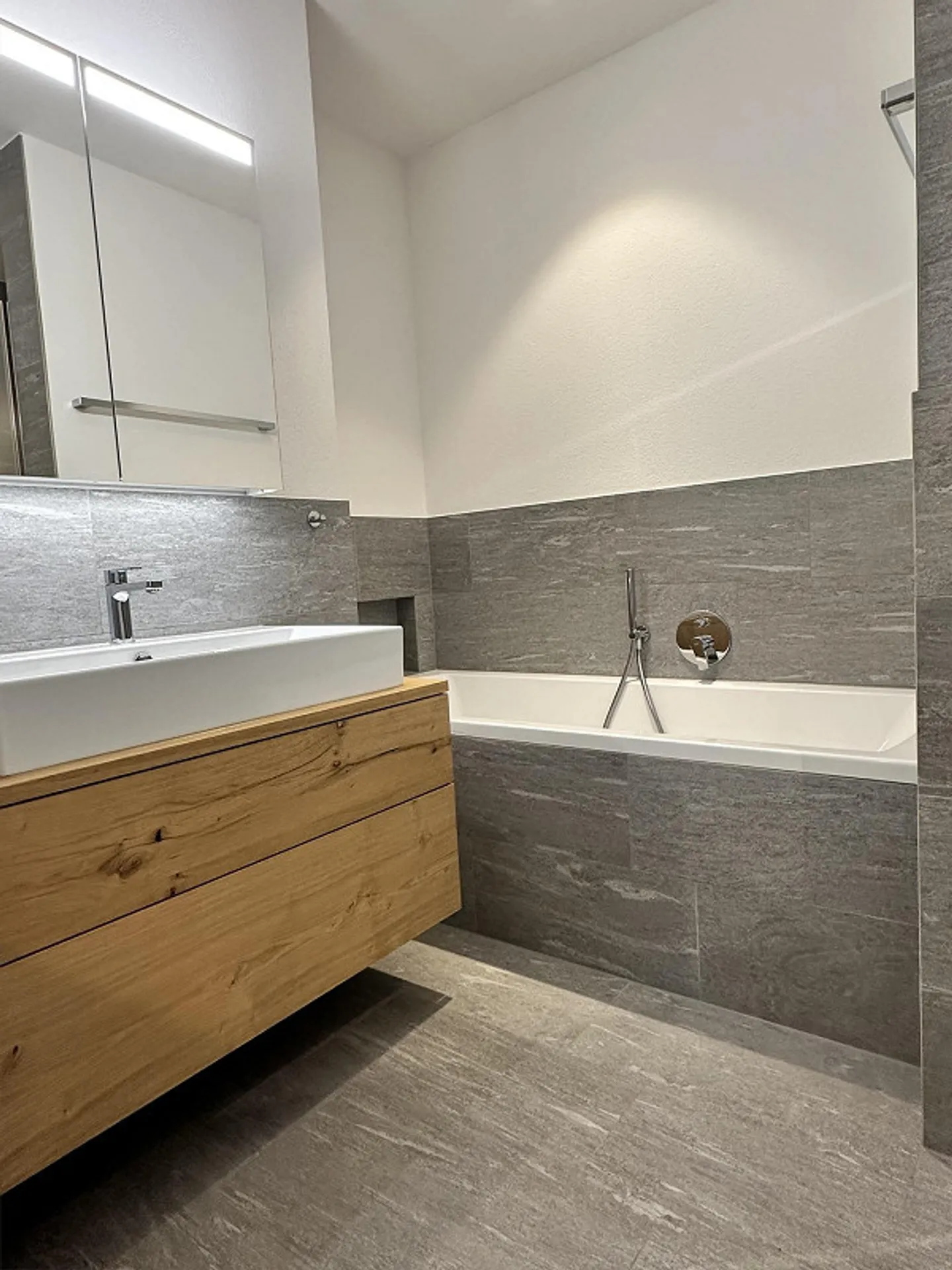 Moderne 3.5-Zimmer-Wohnung mit Terrasse - Foto 13 von 14