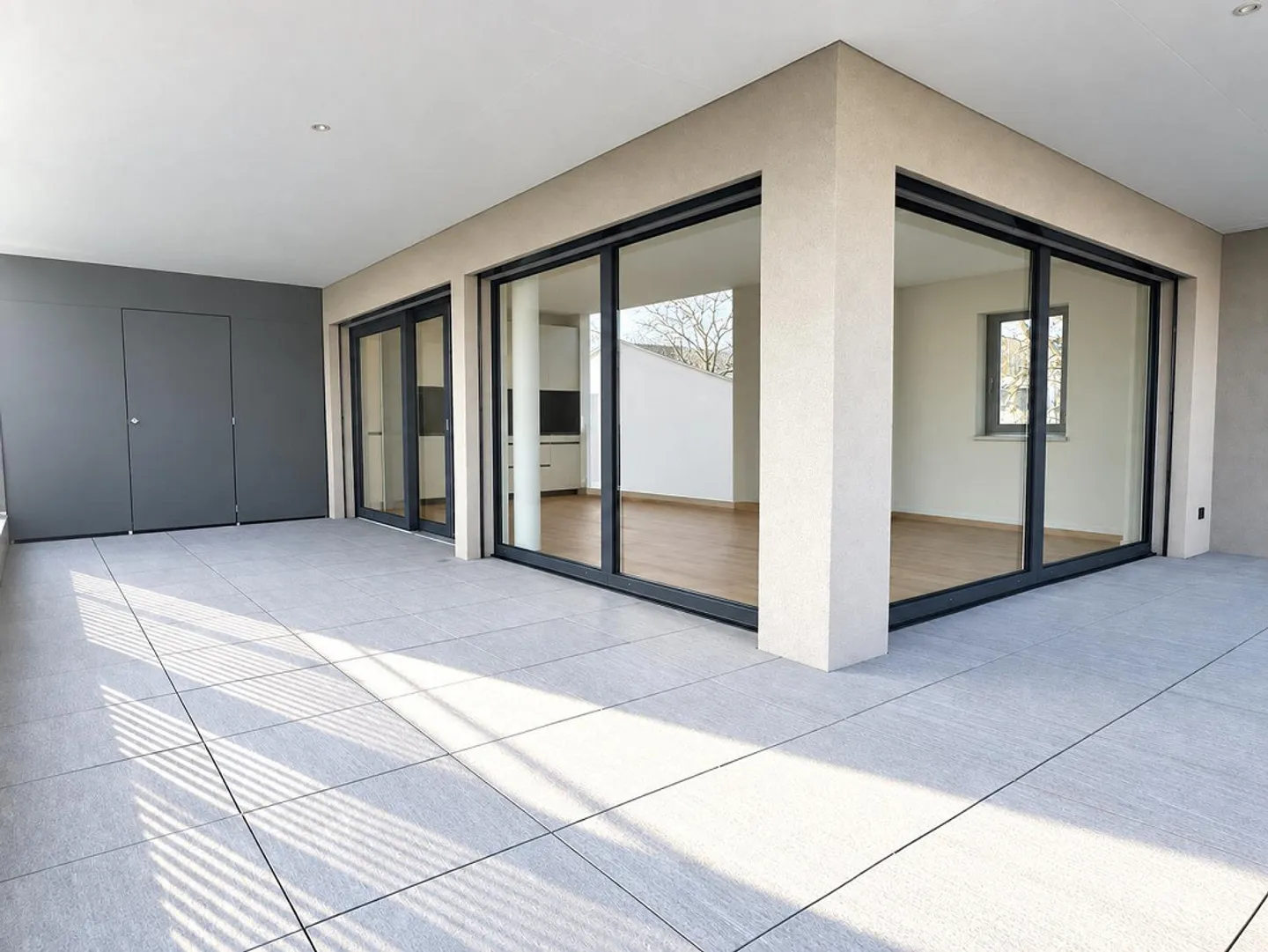 Moderne 3.5-Zimmer-Wohnung mit Terrasse - Foto 3 von 14