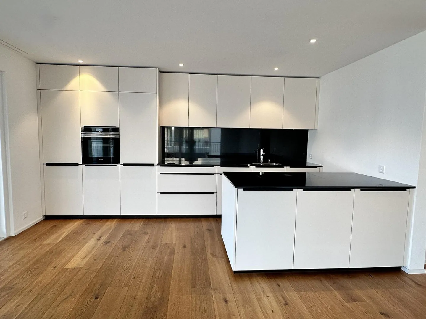 Moderne 3.5-Zimmer-Wohnung mit Terrasse - Foto 4 von 14
