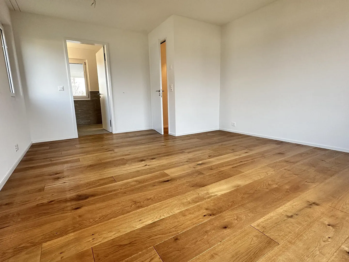Moderne 3.5-Zimmer-Wohnung mit Terrasse - Foto 6 von 14