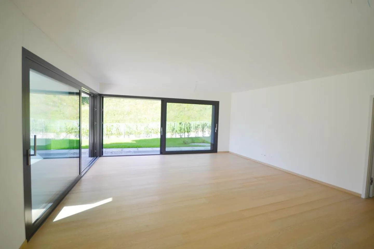 Montagnola Arasio, modern 4.5 rooms with private garden - Photo 28 of 29