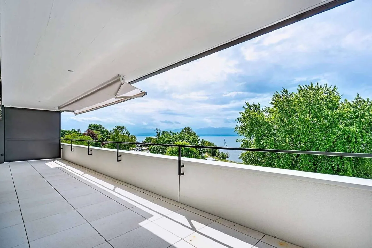 Luxueux 4.5 pièces traversant avec balcon couvert de 76m2 et vue lac - Photo 7 sur 13