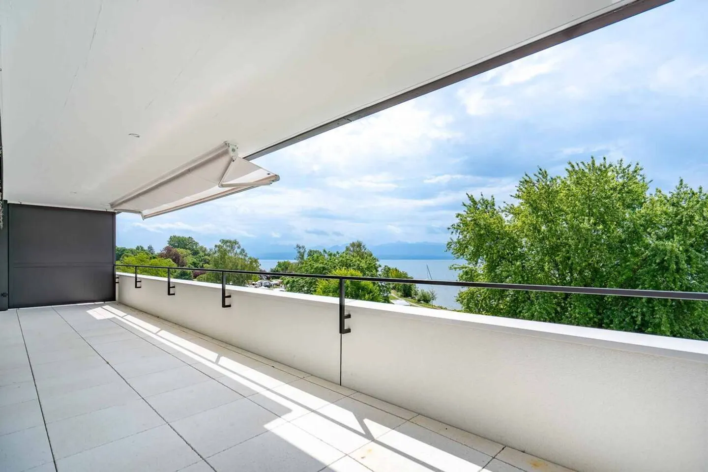 Luxueux 4.5 pièces traversant avec balcon couvert de 76m2 et vue lac - Photo 9 sur 13