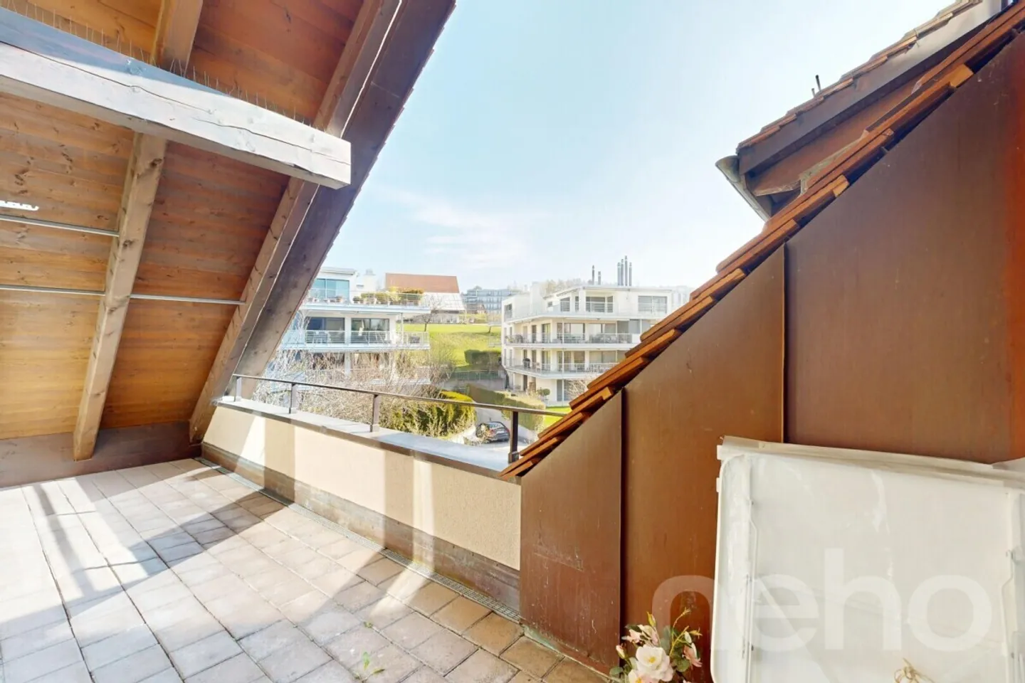 Light-flooded penthouse duplex in a quiet location in Zurich-Witikon - Photo 8 of 12