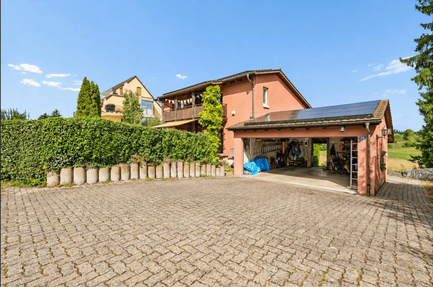 Geräumiges Einfamilienhaus mit Garten - Foto 2 von 13