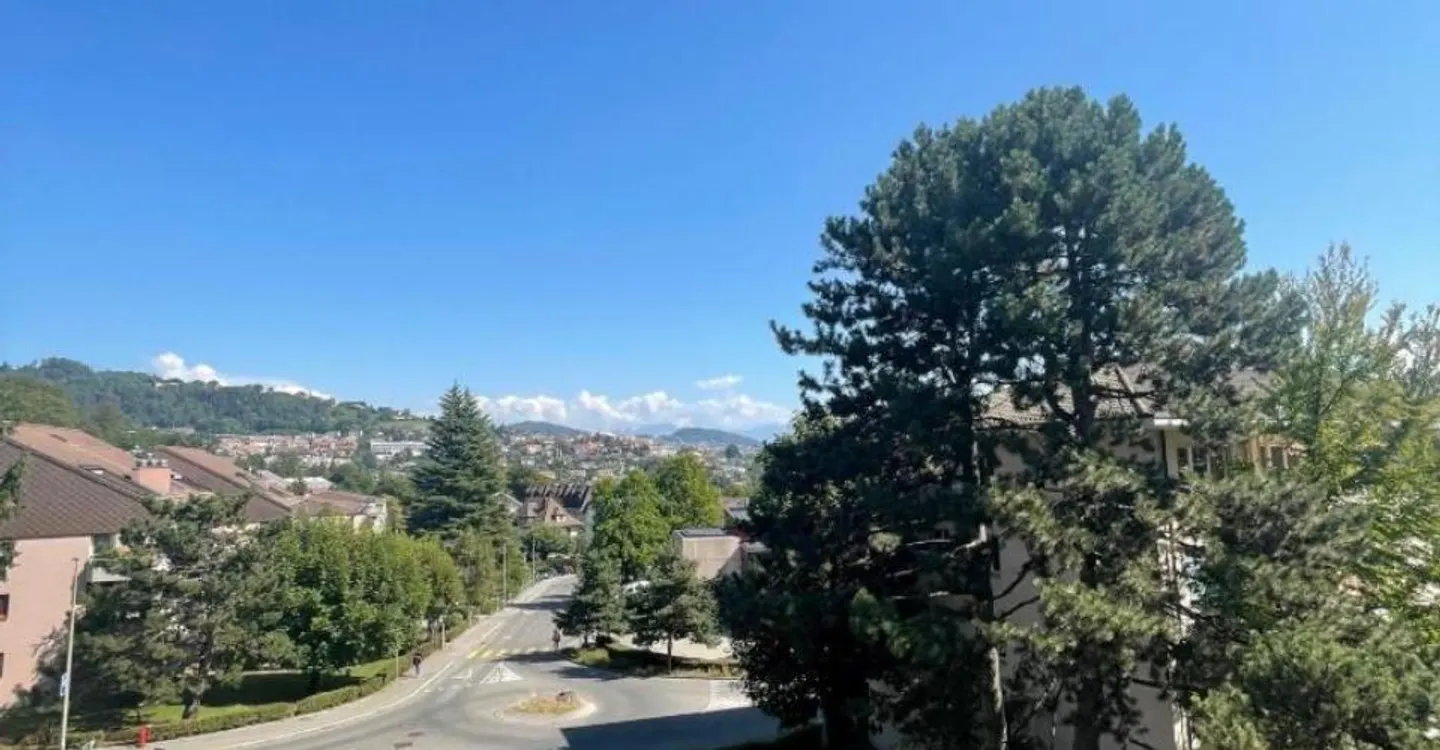 FOR RENT - 2.5 room apartment on the 2nd floor with balcony in Pully - Photo 1 of 6