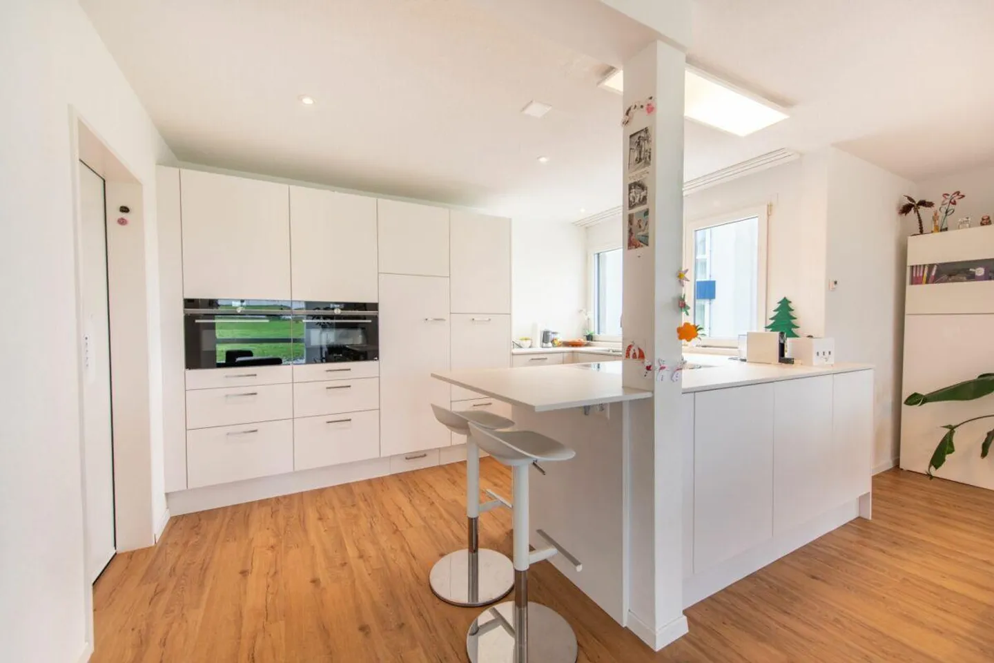 Spacieux, lumineux et moderne - appartement de 5,5 pièces avec vue magnifique - Photo 2 sur 28