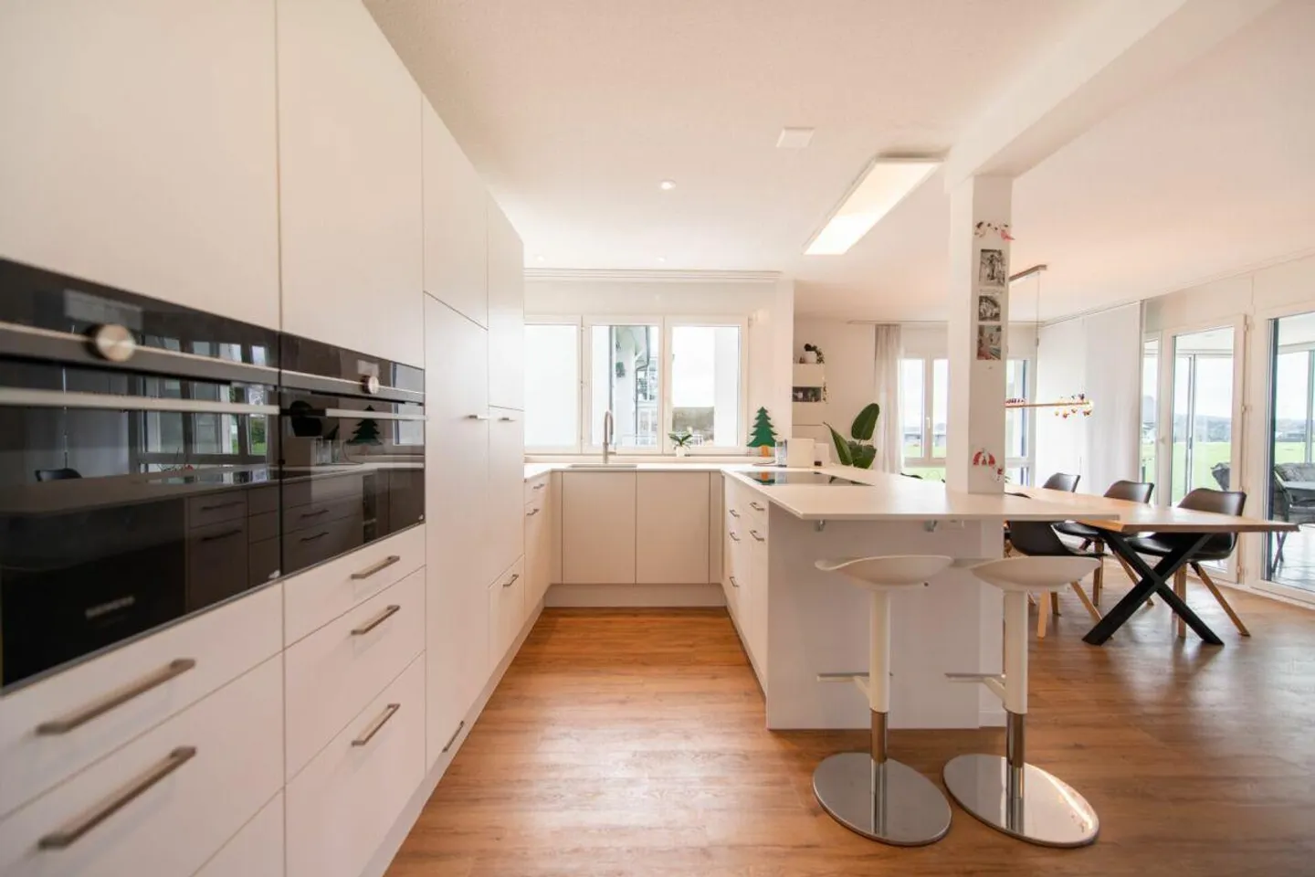 Spacieux, lumineux et moderne - appartement de 5,5 pièces avec vue magnifique - Photo 3 sur 28