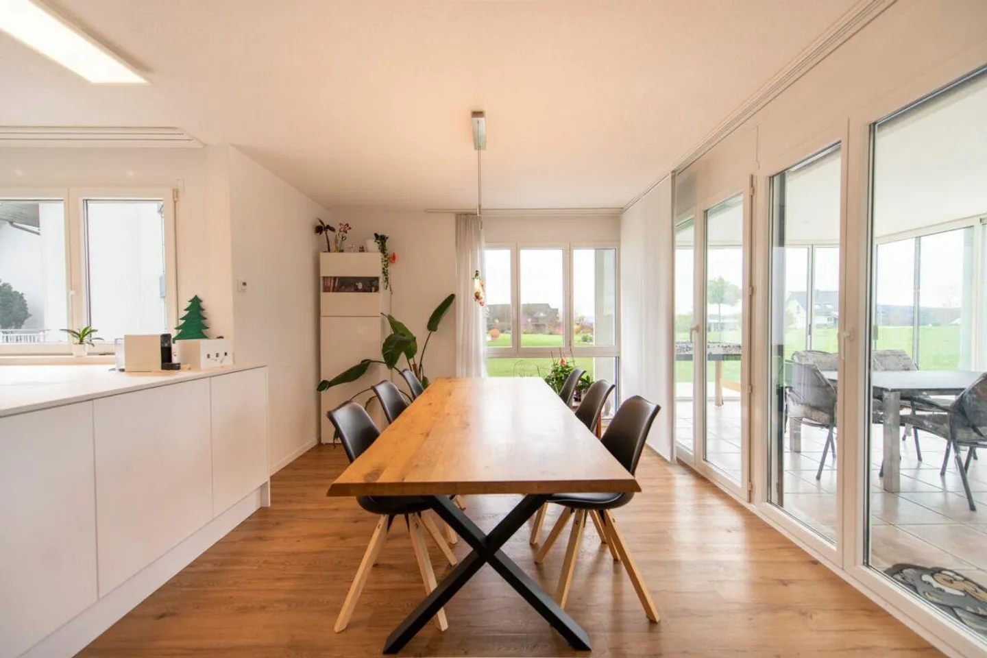 Spacieux, lumineux et moderne - appartement de 5,5 pièces avec vue magnifique - Photo 4 sur 28