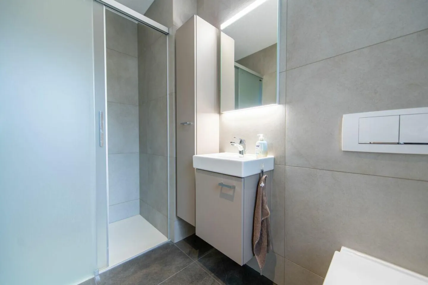 Spacieux, lumineux et moderne - appartement de 5,5 pièces avec vue magnifique - Photo 9 sur 28