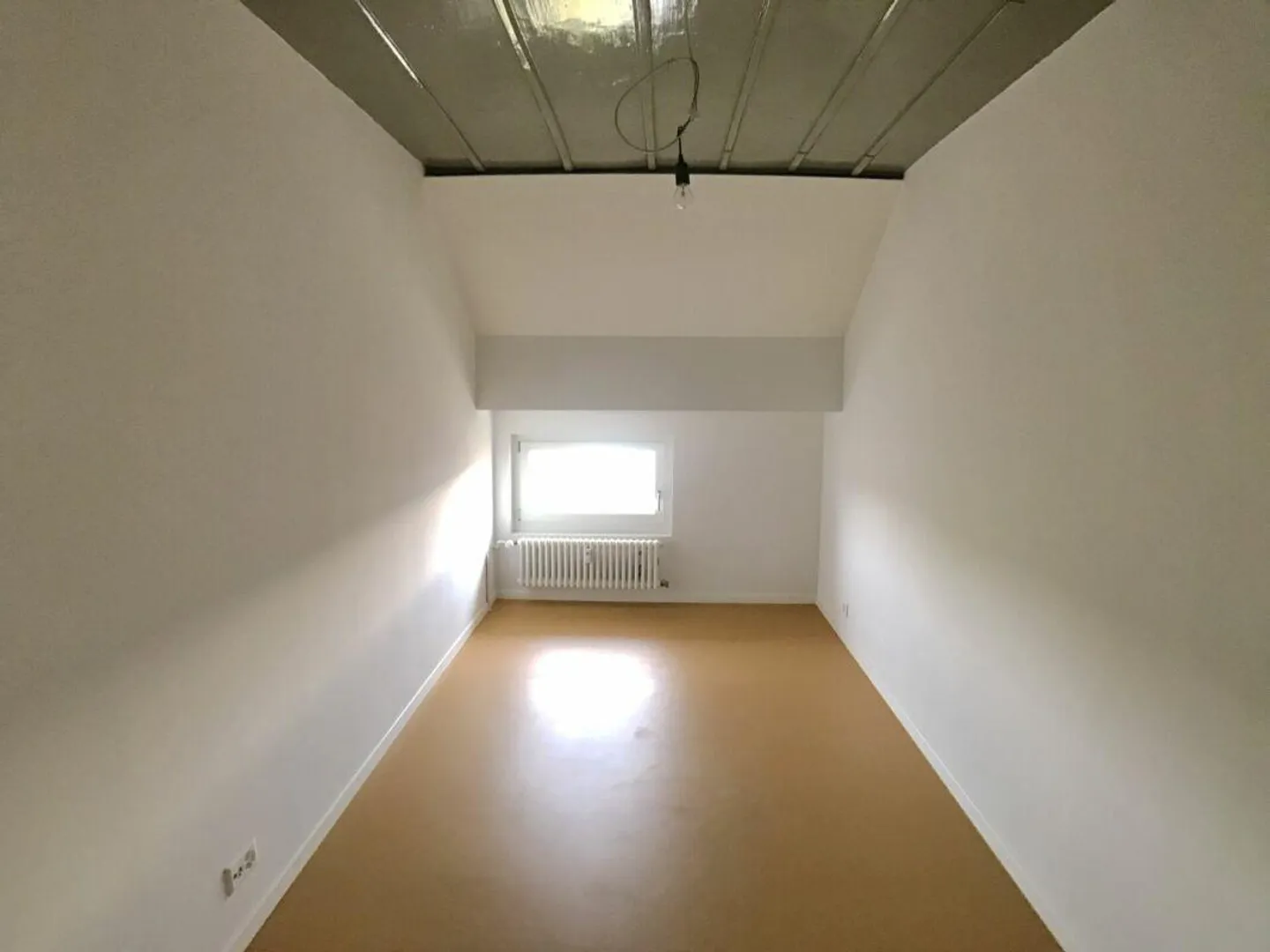 Camera mansardata vicino al centro città in affitto - Foto 4 di 6