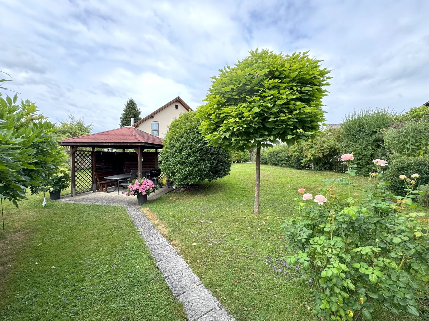 Charming two-family house with optional land parcel - Photo 10 of 13