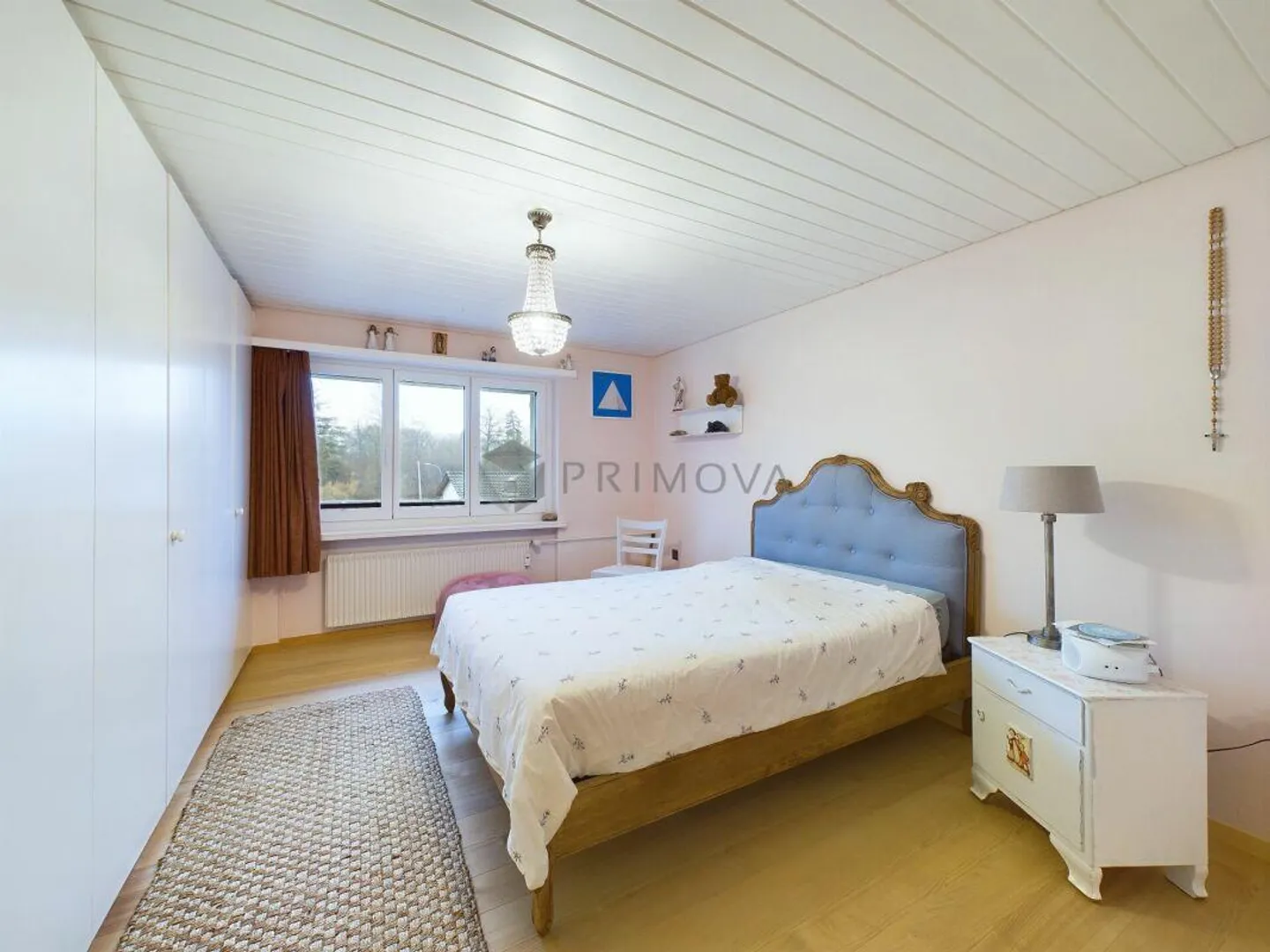 Stylishly renovated & flooded with light - A living oasis to fall in love with - Photo 5 of 11