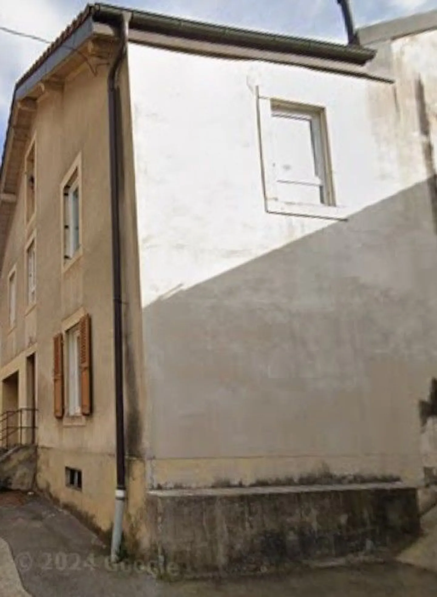 Auction Property with Garage - Photo 2 of 13