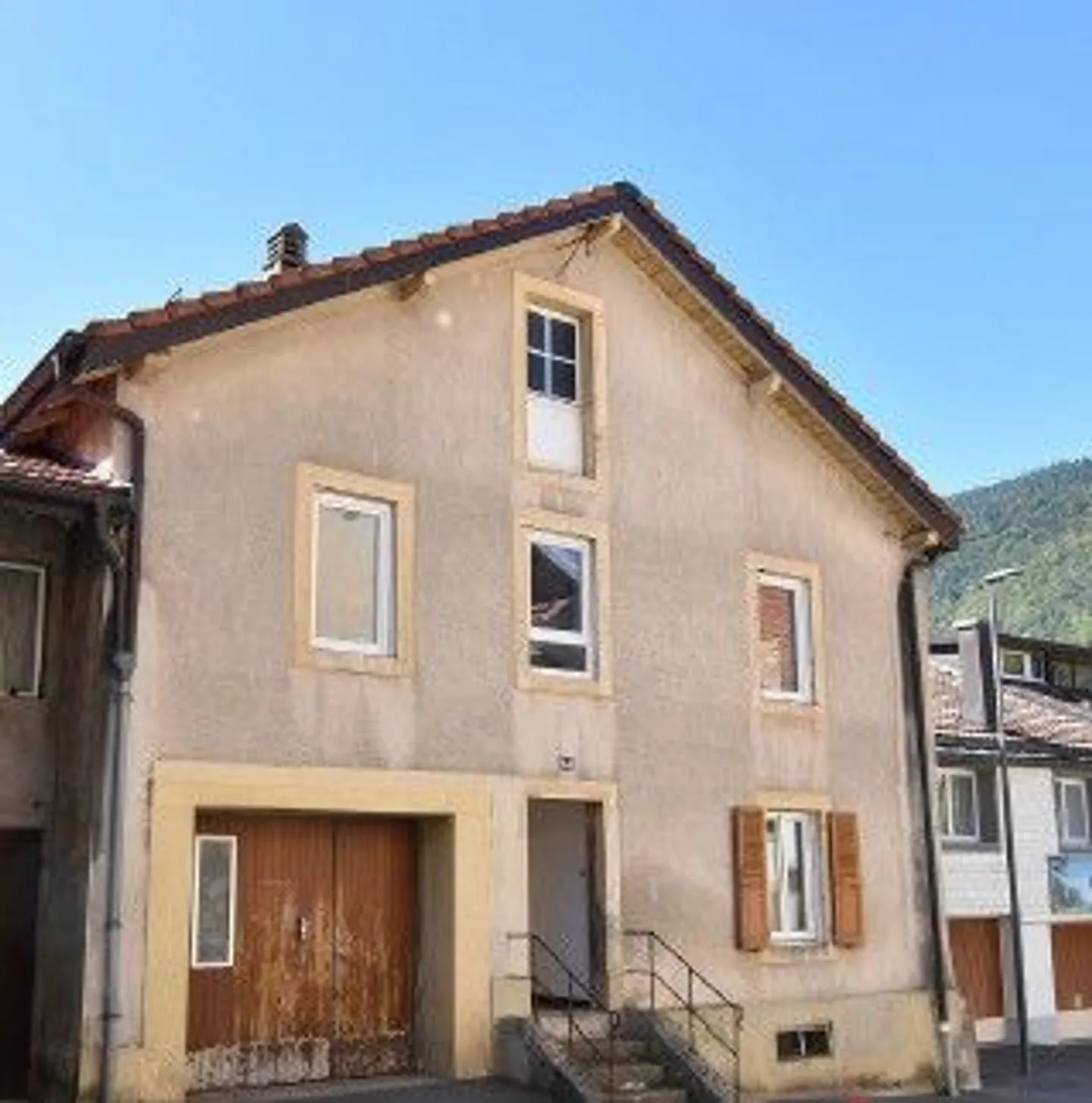 Auction Property with Garage - Photo 3 of 13